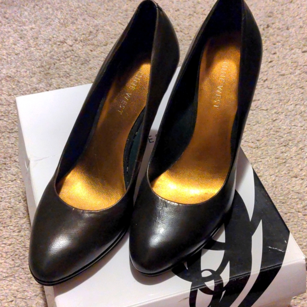 Hunter green nine west pumps size 5.5